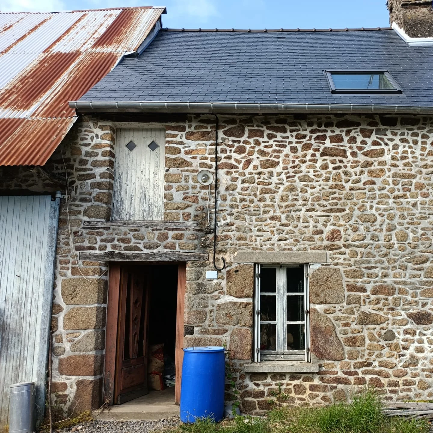 Façade en granit avant travaux, mur plein