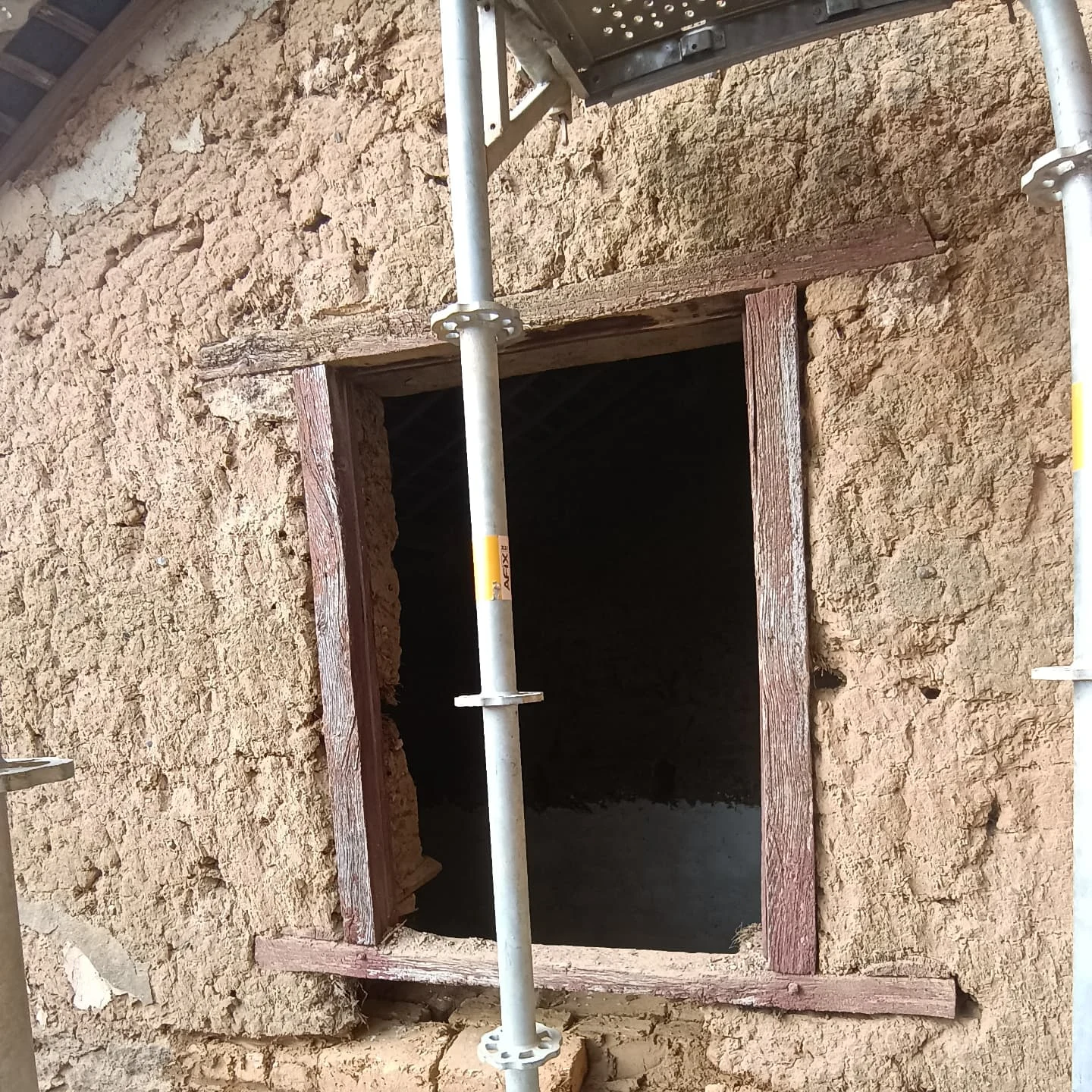 Encadrement bois d'origine conservé dans un mur en bauge