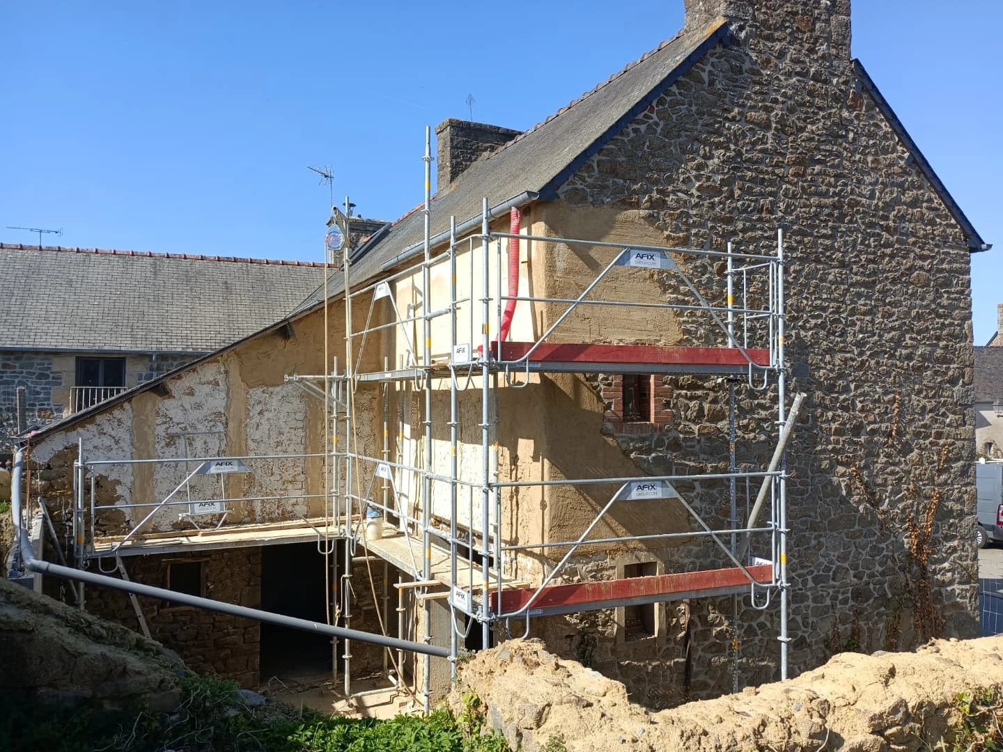 Longère en cours d'enduit sur toute la façade