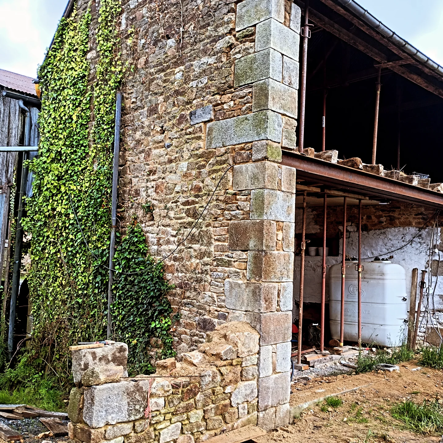Angle du pignon reconstruit avec un chaînage en granit